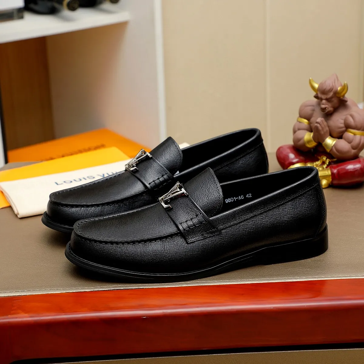 Men's shoes 460 💰 Louis Vuitton LV ® 🆕 model 🔛 full shoe counter, first layer cowhide, 🐂leather lining casual shoes for men, super soft outsole, a must-have for driving. Synchronized with the counter, original first layer cowhide, completely 1:1 mold customization 🌹 top version, color optional! Number: 38-44 (45.46 customized)